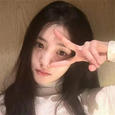 给小酒馆女子喝高杯酒